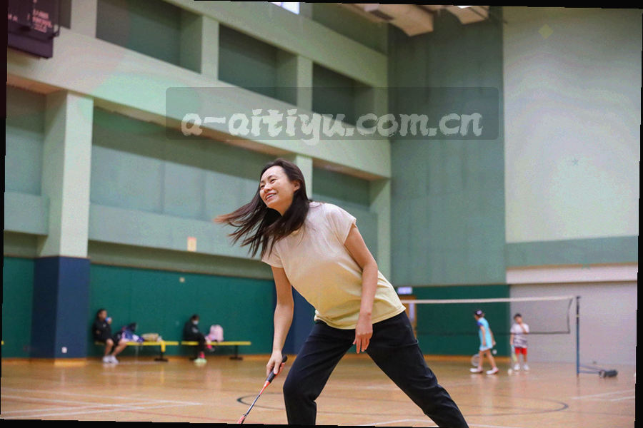 公共交通车厢内，一只手举着手机翻看深绿色界面的战报列表，窗外灯光被拉成虚影